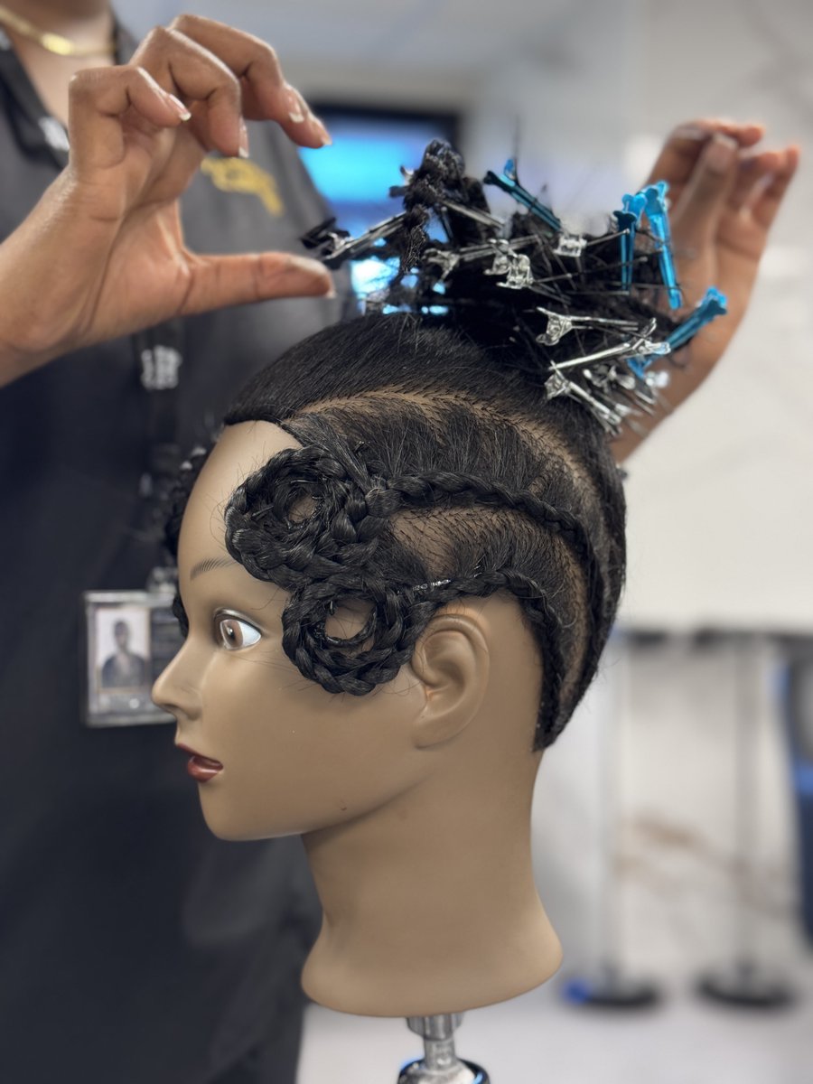 EminentCollege1's tweet image. ✨ Students get time to practice in class — the opportunity to create any look they want. 
Creativity = self-confidence! 💇‍♀️

#BeautySchool #EminentCollege #StudentPractice #Skills #BeautyEducation