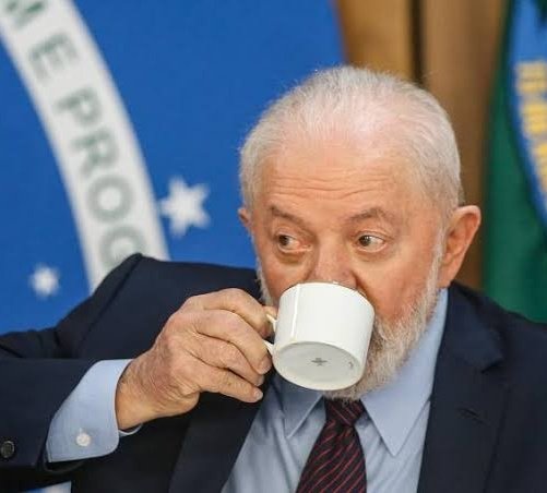 Só hoje. Eduardo Bolsonaro virou réu por tentar coagir o STF no processo do pai dele. Trump suspendeu tarifas sobre o café, carne, banana, castanha do Pará e açaí do Brasil. Grande dia.