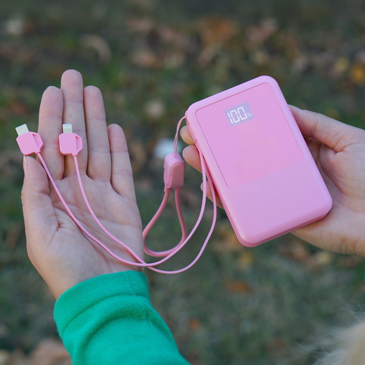 Techigar's tweet image. This Limitless MagSafe power bank is on sale for one day only starting now.

- 2 built-in cables (USB-C, Lightning)
- Lanyard doubles as a 3rd Micro to USB-C
- Wireless charging with 20W PD

Don&apos;t have MagSafe? It comes with a magnetized sticker.

techigar.com/this-limitless…