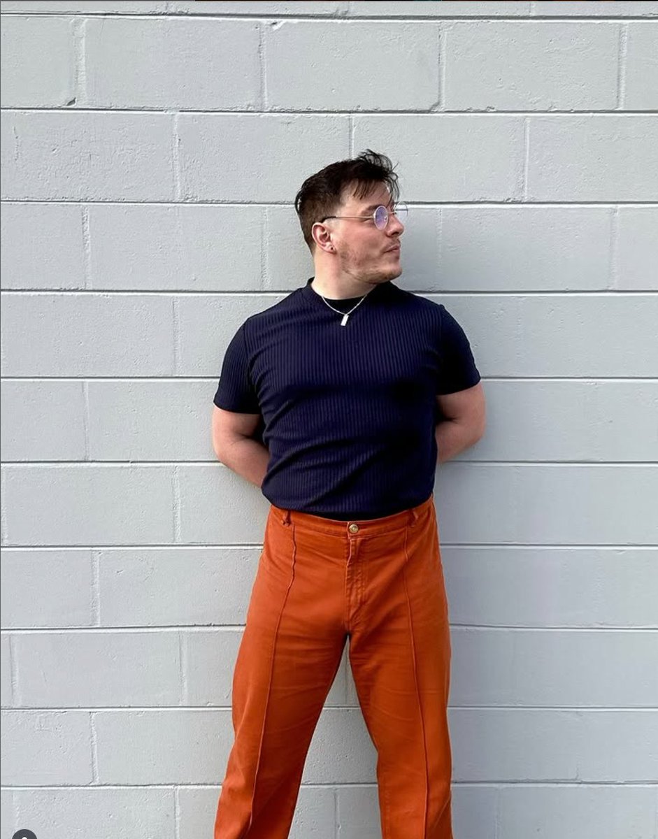 StarFlight4842_'s tweet image. hey, #fanders, I&apos;m putting together a annual E-card ahead of Christmas for Thomas and I need help to decide which image to use on the front of the card:

1) Veiled Thomas
2) Thomas with lights behind him
3) Thomas against a white wall
4) Golden Thomas

poll is below