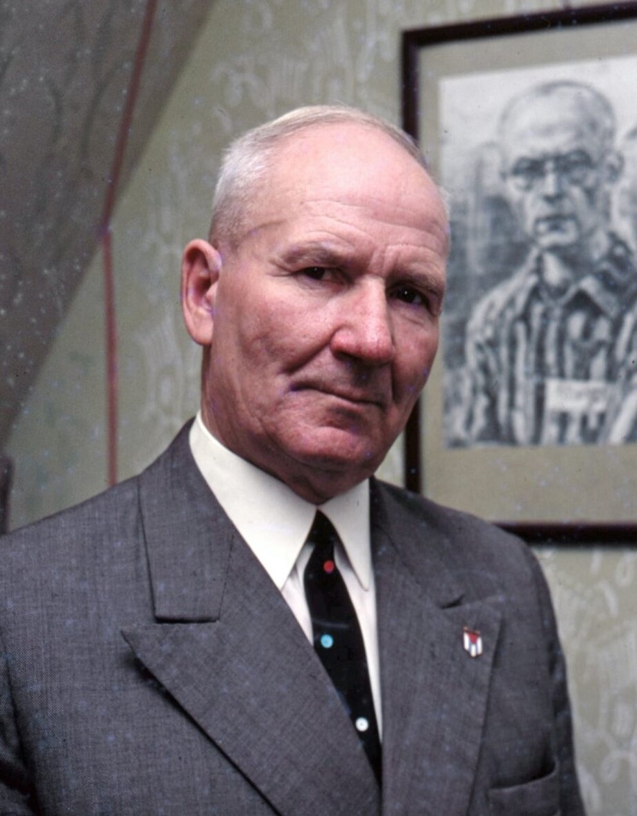 "Chcę umrzeć za niego."
Tymi słowami o.Maksymilian Kolbe
uratował jego życie,
idąc dobrowolnie na śmierć.
Walczył o wolność w 1939,
broniąc Modlina.
Uczestnik przewrotu majowego
po stronie Piłsudskiego.
Sierżant WP, więzień Auschwitz.
15 XI 1901 urodził się
FRANCISZEK GAJOWNICZEK