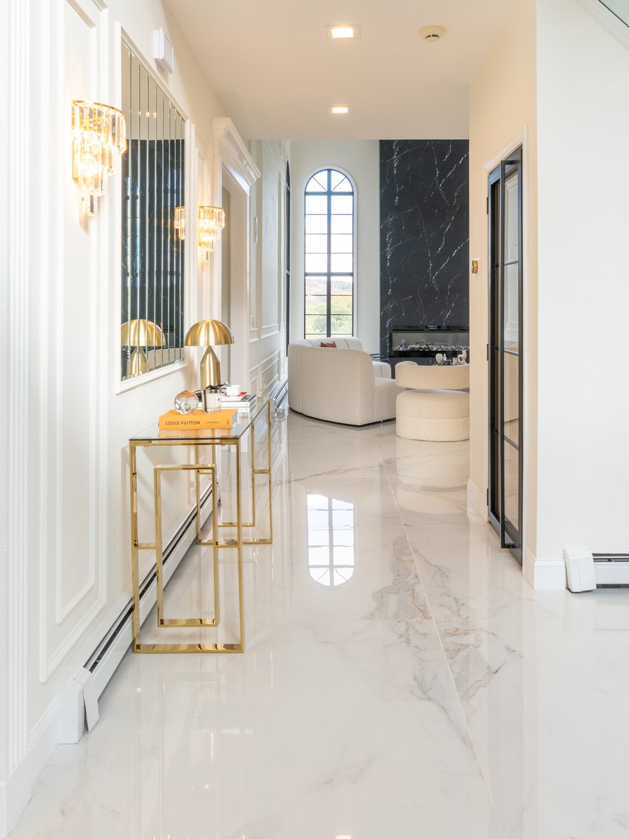 NTpavers's tweet image. Porcelain tiles on the floor, and what an absolutely stunning look. The glossy finish reflects the natural light throughout the home and creates a bright, luxurious feel.

#PorcelainTiles #LuxuryInteriors #ModernHomeDesign #NTpavers #InteriorInspo #ElegantSpaces