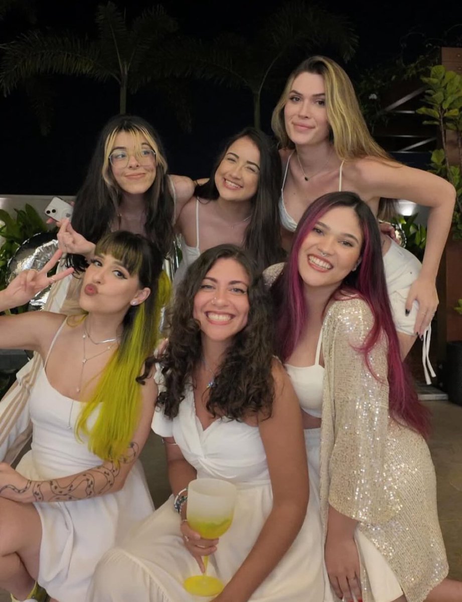 aryfbb's tweet image. Essas são fotos que representa as pessoas que me fazem feliz diariamente.
E eu amo cada uma delas.
E fico em choque que em 16 anos, 10 deles foi acompanhado a babe, e tenho muito orgulho disso. 
Obrigada por me fazerem feliz, amo acompanhar cada um! 🩷