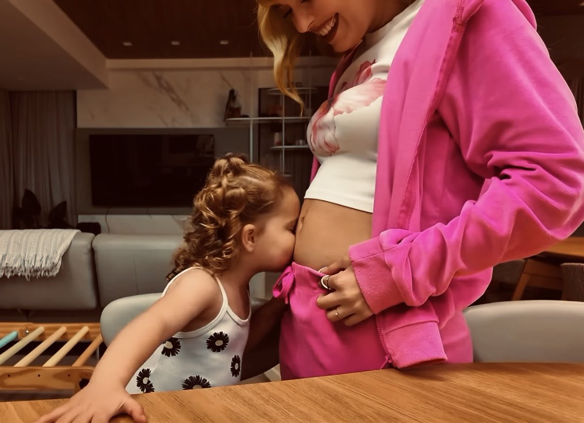 aryfbb's tweet image. Essas são fotos que representa as pessoas que me fazem feliz diariamente.
E eu amo cada uma delas.
E fico em choque que em 16 anos, 10 deles foi acompanhado a babe, e tenho muito orgulho disso. 
Obrigada por me fazerem feliz, amo acompanhar cada um! 🩷