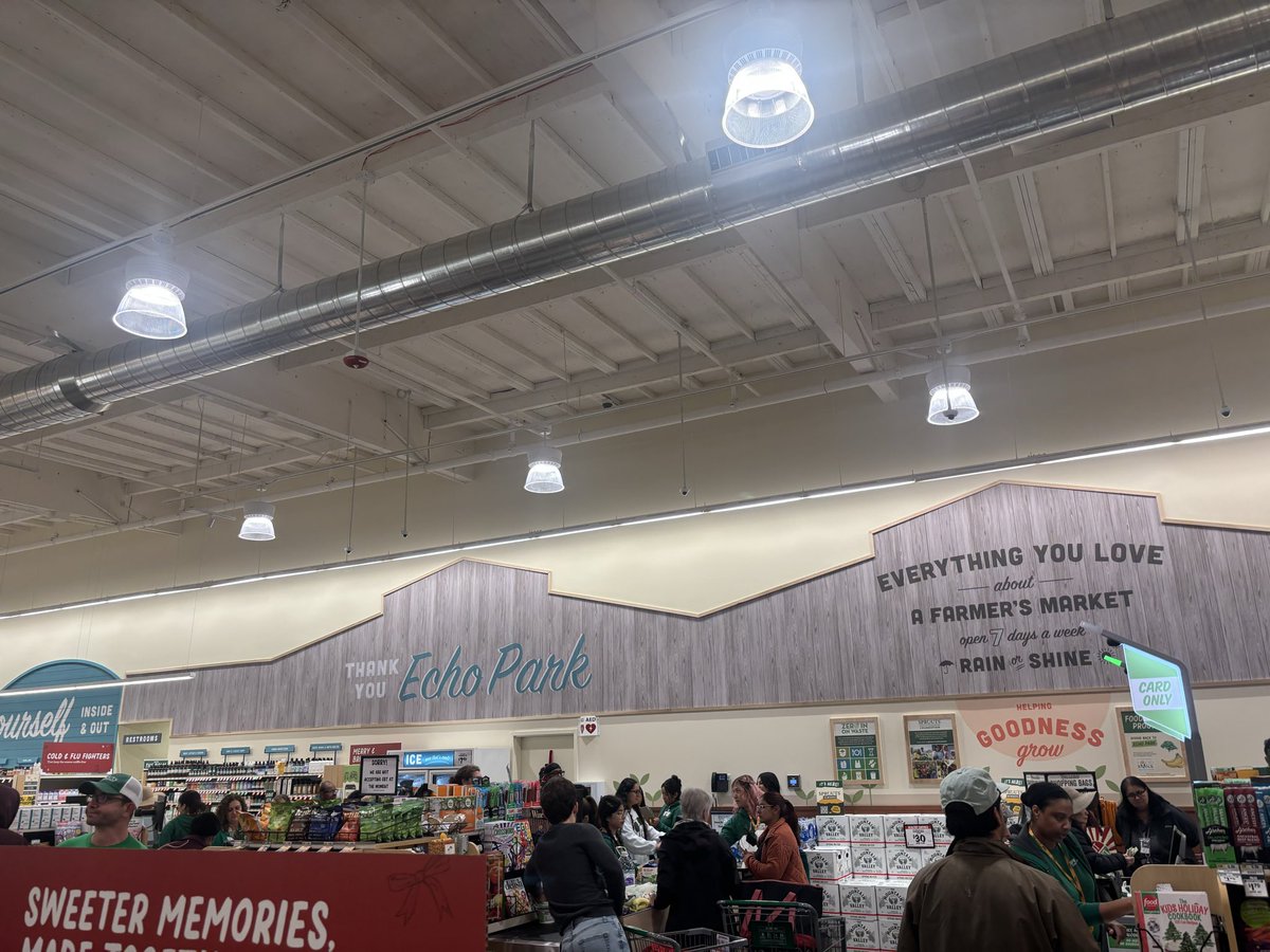 writerkathymcd's tweet image. Parking lot already overflowing at the very bright, just opened @sproutsfm Sprouts Farmers Market in #echopark today. More than 500 people were in line @ 7 am for opening. Thx for the free tote!