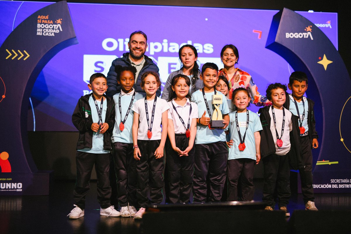 Educacionbogota's tweet photo. ¡Con orgullo presentamos a los ganadores de las #OlimpiadasSTEM 2025! 🥳🤩🥇
El Colegio Mochuelo Alto, Colegio Nueva Delhi, Colegio Rogelio Salmona, Liceo Femenino de Cundinamarca Mercedes Nariño y el colegio José Acevedo y Gómez recibieron el premio de oro 🏆tras un gran trabajo, esfuerzo, dedicación y mucha creatividad que permitieron dar solución a diferentes problemáticas ambientales que enfrenta nuestra ciudad.
Este espacio fortalece las competencias científicas, matemáticas, tecnológicas y socioambientales de todas las niñas, niños y jóvenes de 192 colegios públicos de Bogotá. 🪴🌳