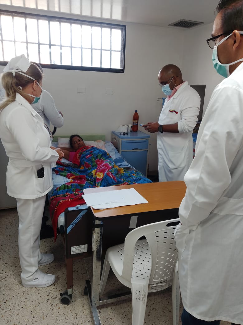 Pase de Visita Docente Asistencial en el CSI "Dr. Salvador Allende" (Chuao) con la Comisión Médica Nacional.
Se discute la conducta y el tratamiento de los colaboradores hospitalizados, trabajando con excelencia por su pronta recuperación. ¡El humanismo que nos une!

#CubaCoopera