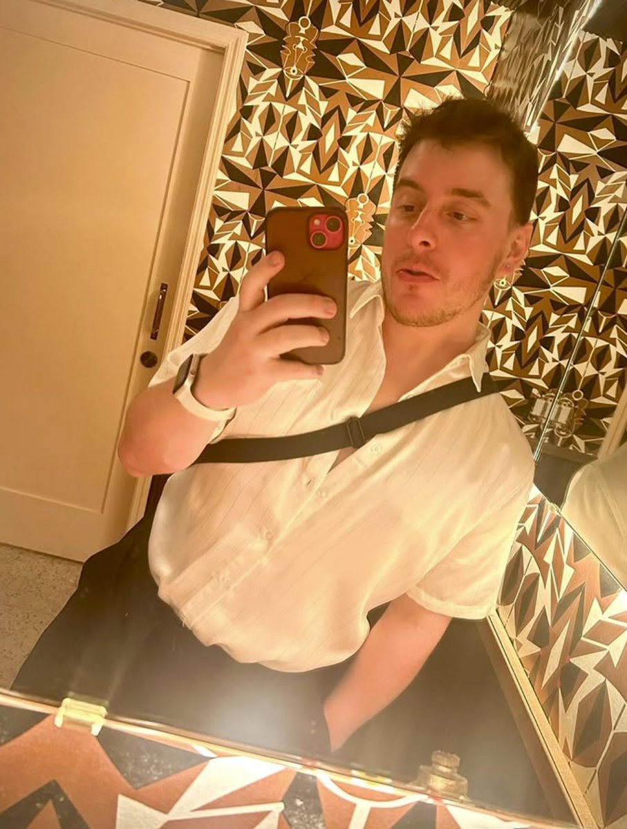 StarFlight4842_'s tweet image. hey, #fanders, I&apos;m putting together a annual E-card ahead of Christmas for Thomas and I need help to decide which image to use on the front of the card:

1) Veiled Thomas
2) Thomas with lights behind him
3) Thomas against a white wall
4) Golden Thomas

poll is below