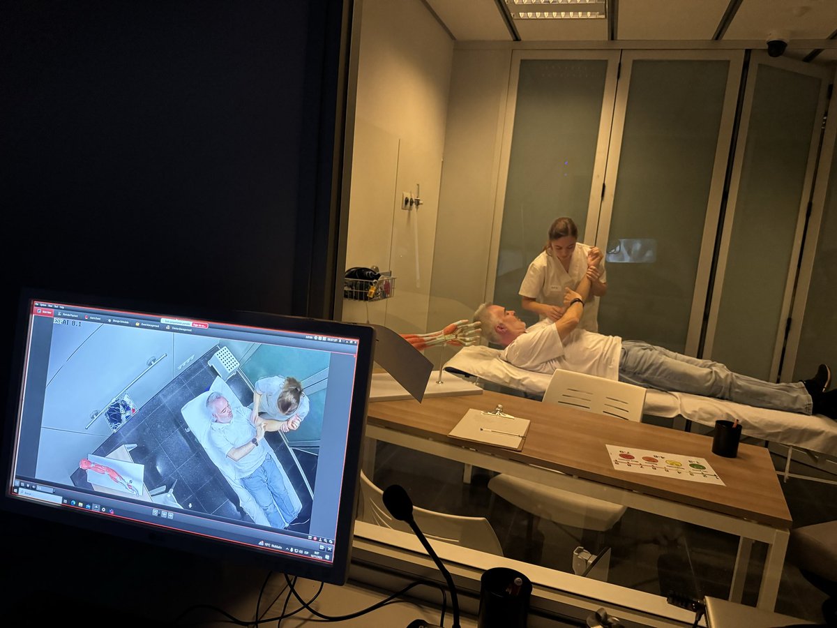 FisioMarc's tweet photo. L’alumnat de 4t curs del Grau en Fisioteràpia realitzant Simulació Clínica en Fisioteràpia Neuromusculoesquelètica  al @CSIS_tcm de @TecnoCampus #DeptSalut #TCM6 https://t.co/AegkKgHJ5A