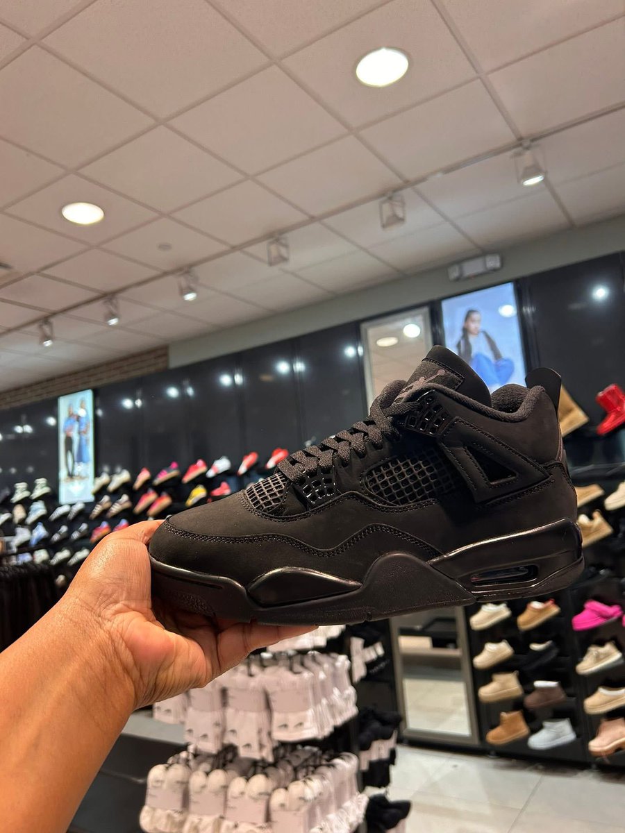 layxsnv's tweet image. Black Cat 4s 🖤🖤🖤🖤 11/28😍