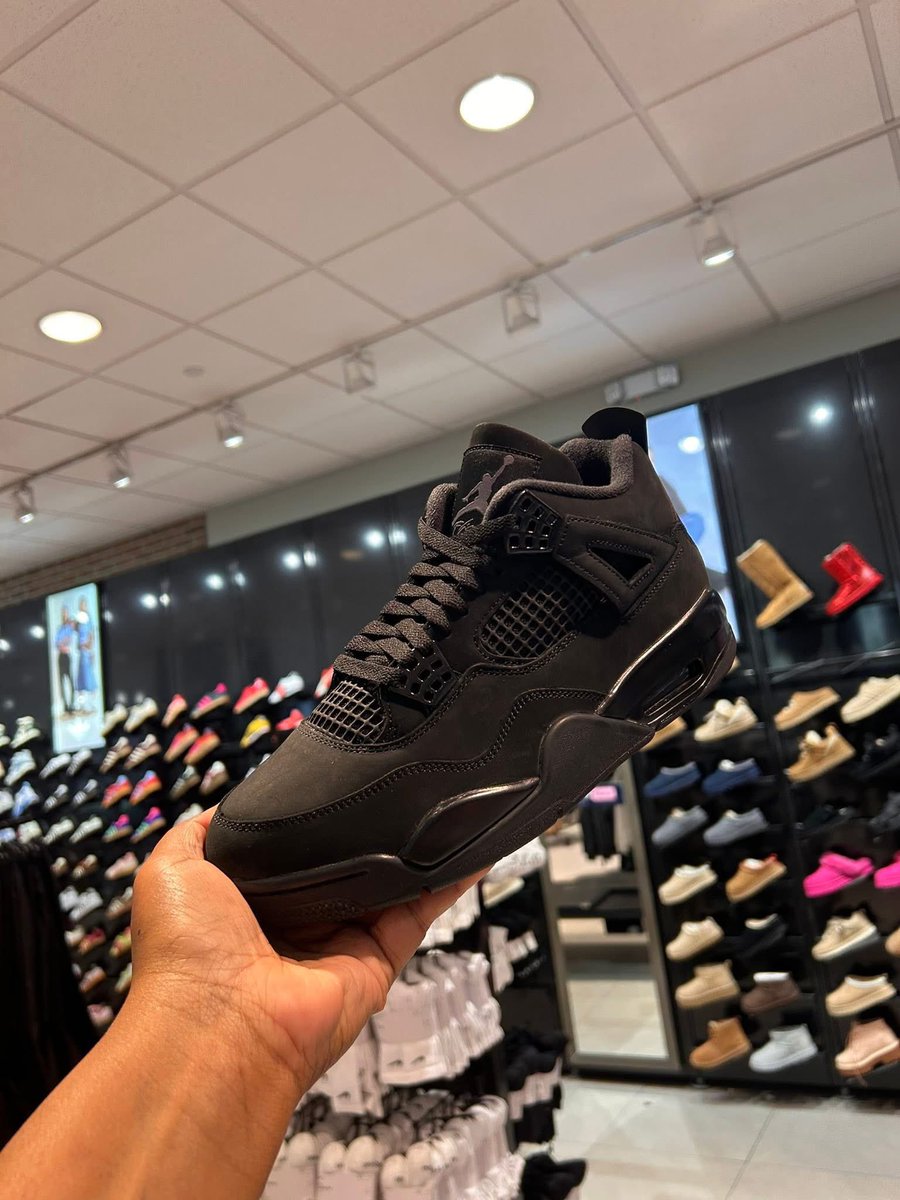 layxsnv's tweet image. Black Cat 4s 🖤🖤🖤🖤 11/28😍