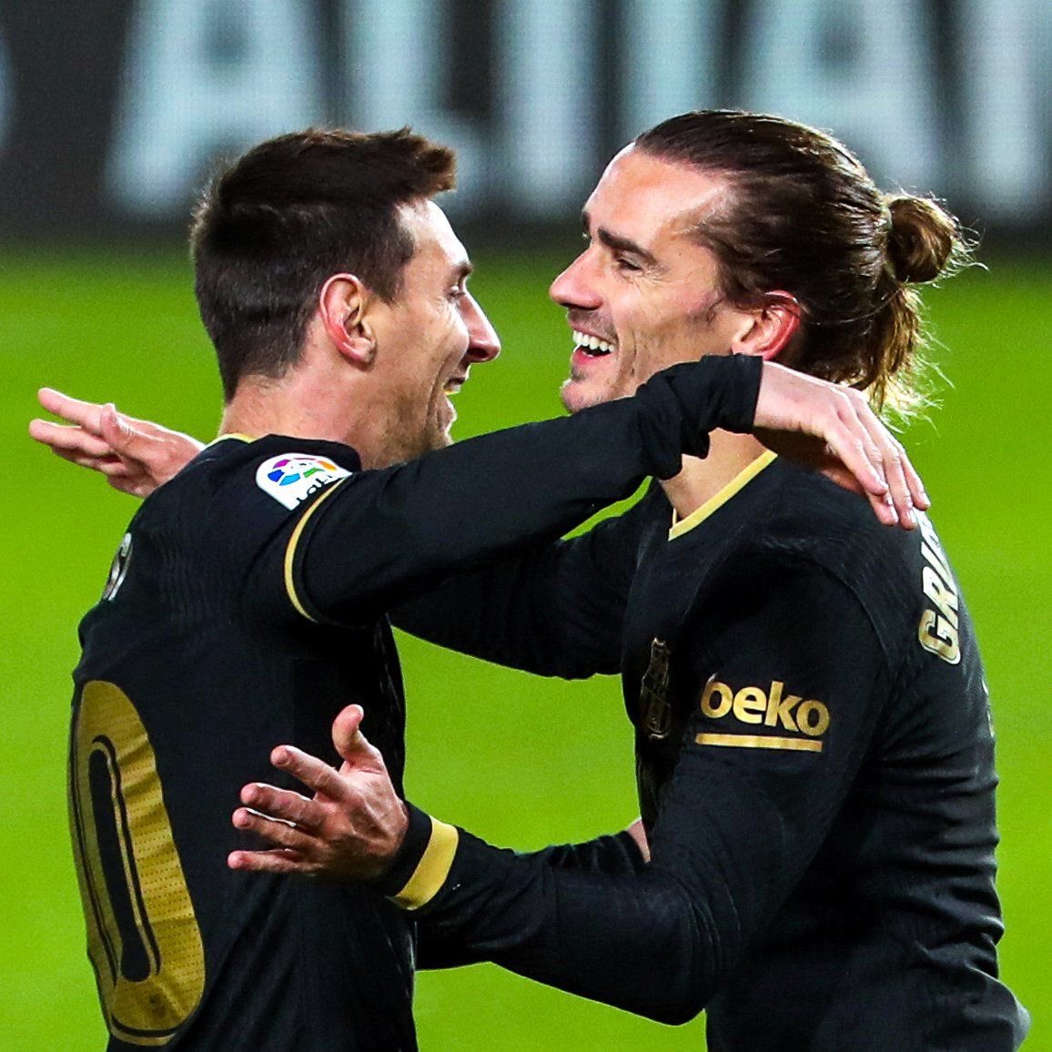 🗣️ أنطوان غريزمان:

“عندما كنت ألعب في برشلونة، كانت الصحافة تكتب كل يوم أن ليونيل ميسي غير سعيد بوجودي. 

لكن ميسي كان دائمًا يقول لي: “أنطوان، لا تهتم، هذه مجرد صحافة.” 

وقد أجابهم في الملعب، في كل مباراة كان يُظهر كيف كان يلعب معي

حتى أنه سمح لي بتسديد بعض ركلات الجزاء