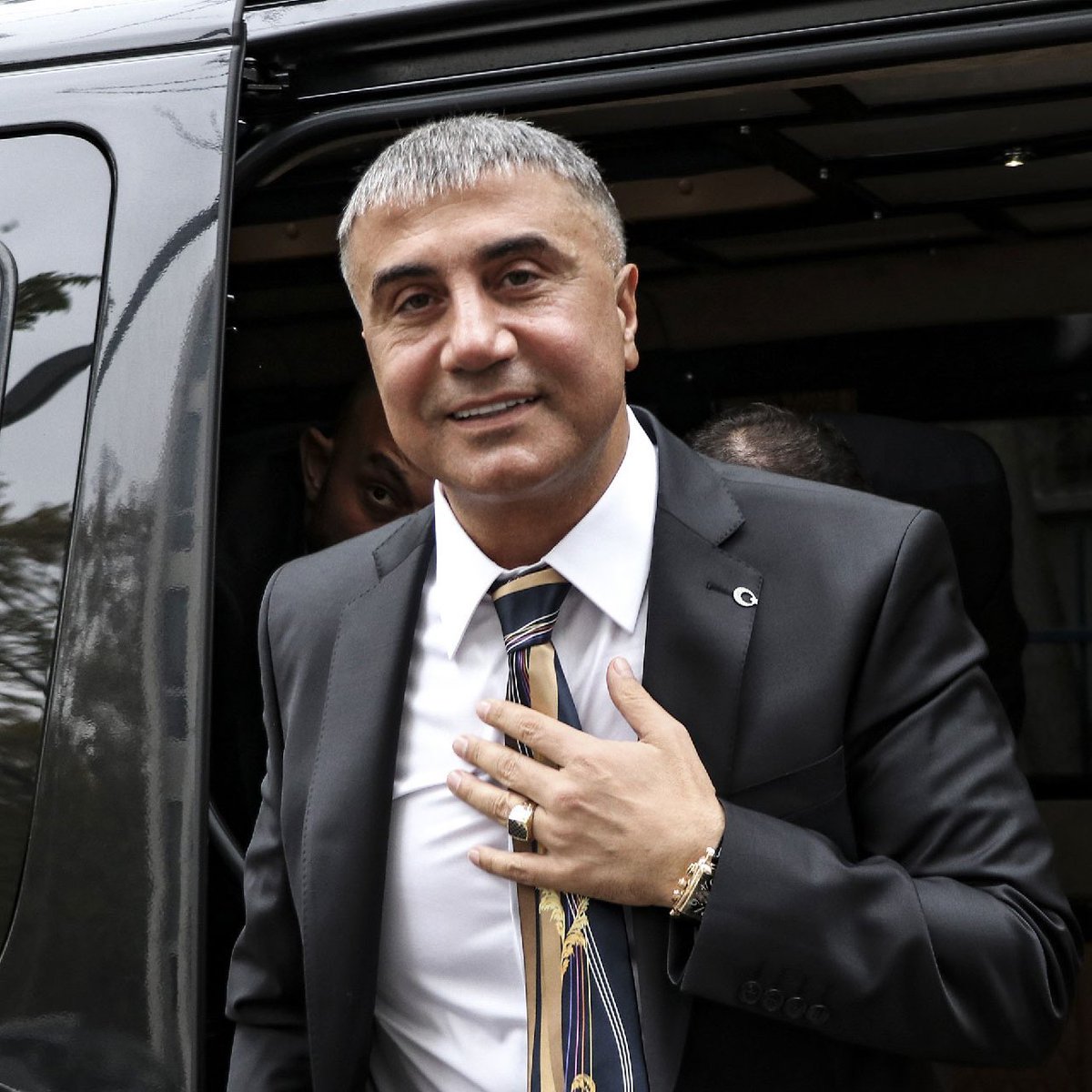 Bana mafya diyorsunuz. Mafya olarak kendimi hiçbir zaman kabul etmedim ama bir an kabul edip ve size şunu sorayım;

Bir mafya babası olarak Türkçülük hareketine bu kadar hizmet edebildim. Sizler o soylu ünvanlarınızla ne kadar hizmet edip, ne kadar bedel ödediniz.
@Sedat_PEKER