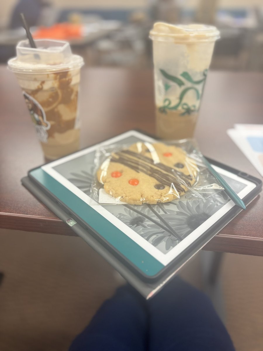 ayeTHTSkiesha's tweet photo. How I get through days full of meetings 😩 https://t.co/U53vrADxE3