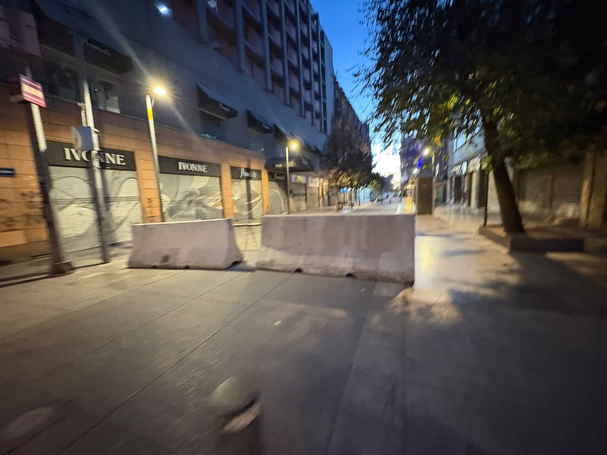 agusantonetti's tweet photo. El gobierno de México está poniendo barricadas en las calles, decenas de muros rodeando el Palacio Nacional, hay hasta CHECKPOINTS para entrar al Zócalo. Han montado prácticamente una base militar.

No entiendo tanto despliegue si somos bots y ella tiene un 999% de aprobación. https://t.co/V1464Arxep