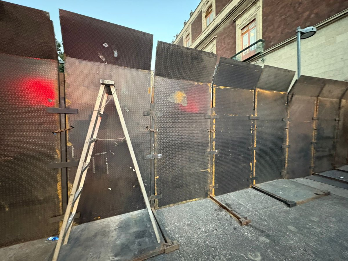 agusantonetti's tweet photo. El gobierno de México está poniendo barricadas en las calles, decenas de muros rodeando el Palacio Nacional, hay hasta CHECKPOINTS para entrar al Zócalo. Han montado prácticamente una base militar.

No entiendo tanto despliegue si somos bots y ella tiene un 999% de aprobación. https://t.co/V1464Arxep