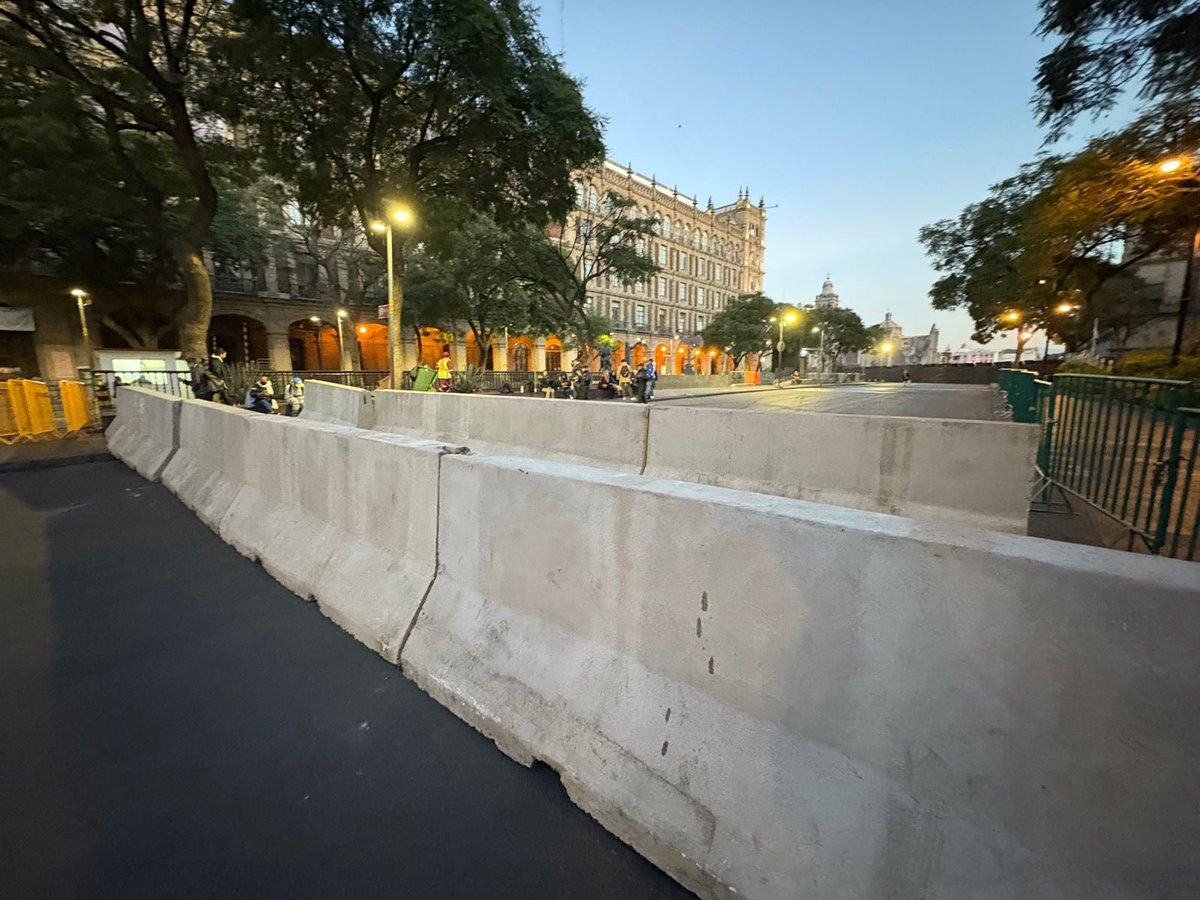 El gobierno de México está poniendo barricadas en las calles, decenas de muros rodeando el Palacio Nacional, hay hasta CHECKPOINTS para entrar al Zócalo. Han montado prácticamente una base militar.

No entiendo tanto despliegue si somos bots y ella tiene un 999% de aprobación.