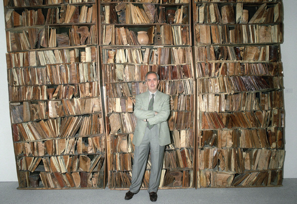 El artista plástico Manolo Valdés, miembro del histórico Equipo Crónica, presentaba su obra en la galería Marlborough de Madrid hace 30 años. #EFEfototeca