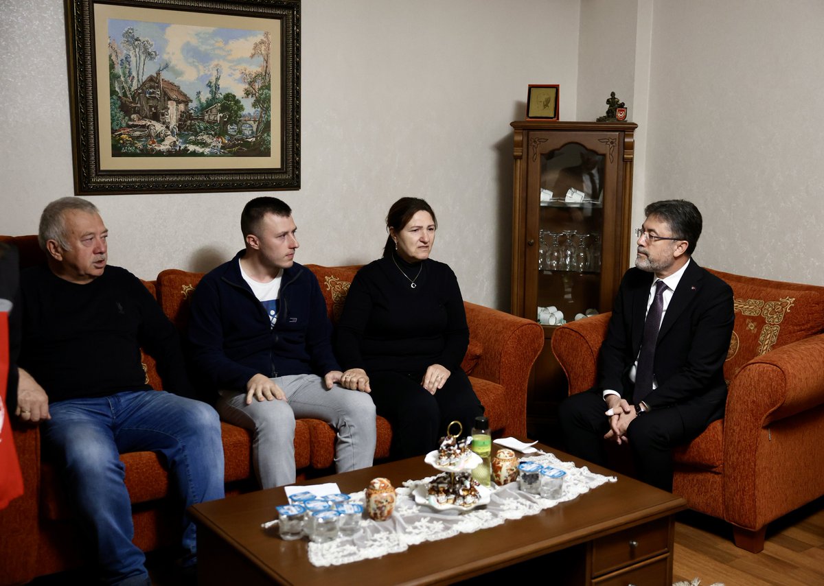 Orman Genel Müdürlüğümüze ait yangın söndürme uçağının düşmesi sonucu şehit olan kahraman pilotumuz Hasan Bahar’ın İstanbul’daki kıymetli ailesine taziye ziyaretinde bulunduk.

Şehidimize Allah’tan rahmet; kederli ailesine ve sevenlerine sabır ve başsağlığı diliyorum.

Mekânı