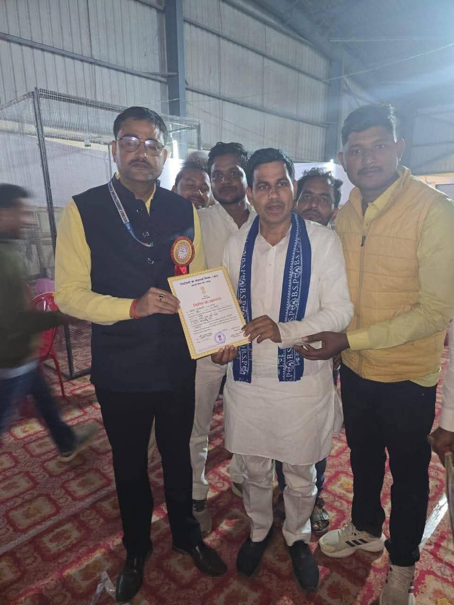 amitmbedkr32485's tweet image. अखिरकार बसपा वालों के आगे चुनाव आयोग झुक गया :- 😉