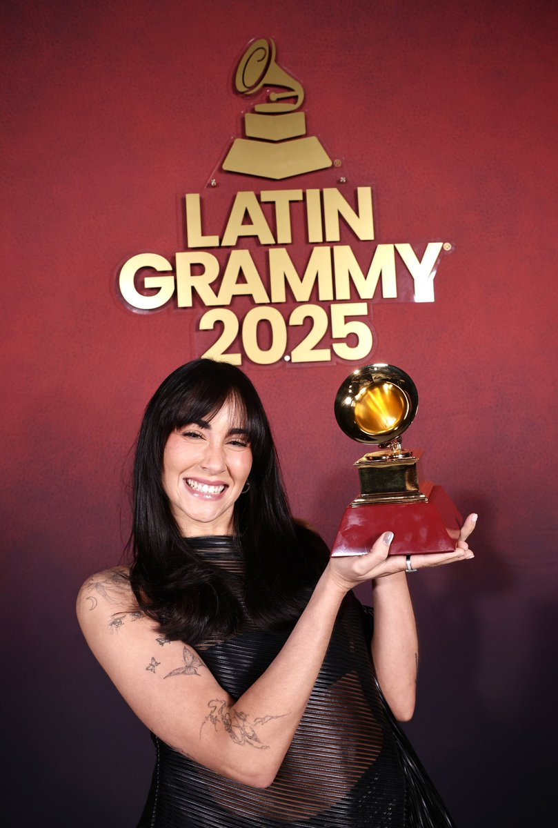 💙 @aitanax vivió una noche que nunca olvidaremos 👉 :
🏆 Ganó su 1er LATIN GRAMMY @latingrammys como MEJOR DISEÑO DE EMPAQUE por CUARTO AZUL.
🥹 Emocionó con su 6 DE FEBRERO.
¡Enhorabuena, Aitana! ¡ Estamos muy orgullosos!
👉instagram.com/p/DRC-H94DNhc/
