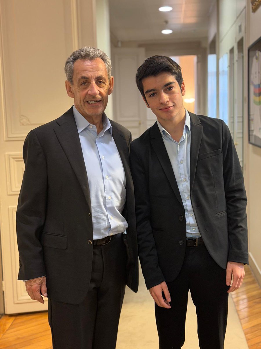 hchrb63's tweet photo. Un immense honneur d’avoir rencontré Monsieur le Président @NicolasSarkozy.

Un moment particulièrement riche en émotions.
Merci au Président et à l’ensemble de l’équipe pour cet accueil si bienveillant.
@VeroniqueWache https://t.co/PWiHtk8nIF