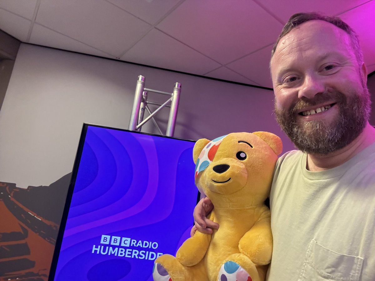 jameshoggarth's tweet photo. Looks who is keeping me company tonight on @RadioHumberside | @BBCSounds ‘til 7 #CIN #BBCCIN https://t.co/KBdtpefIZF
