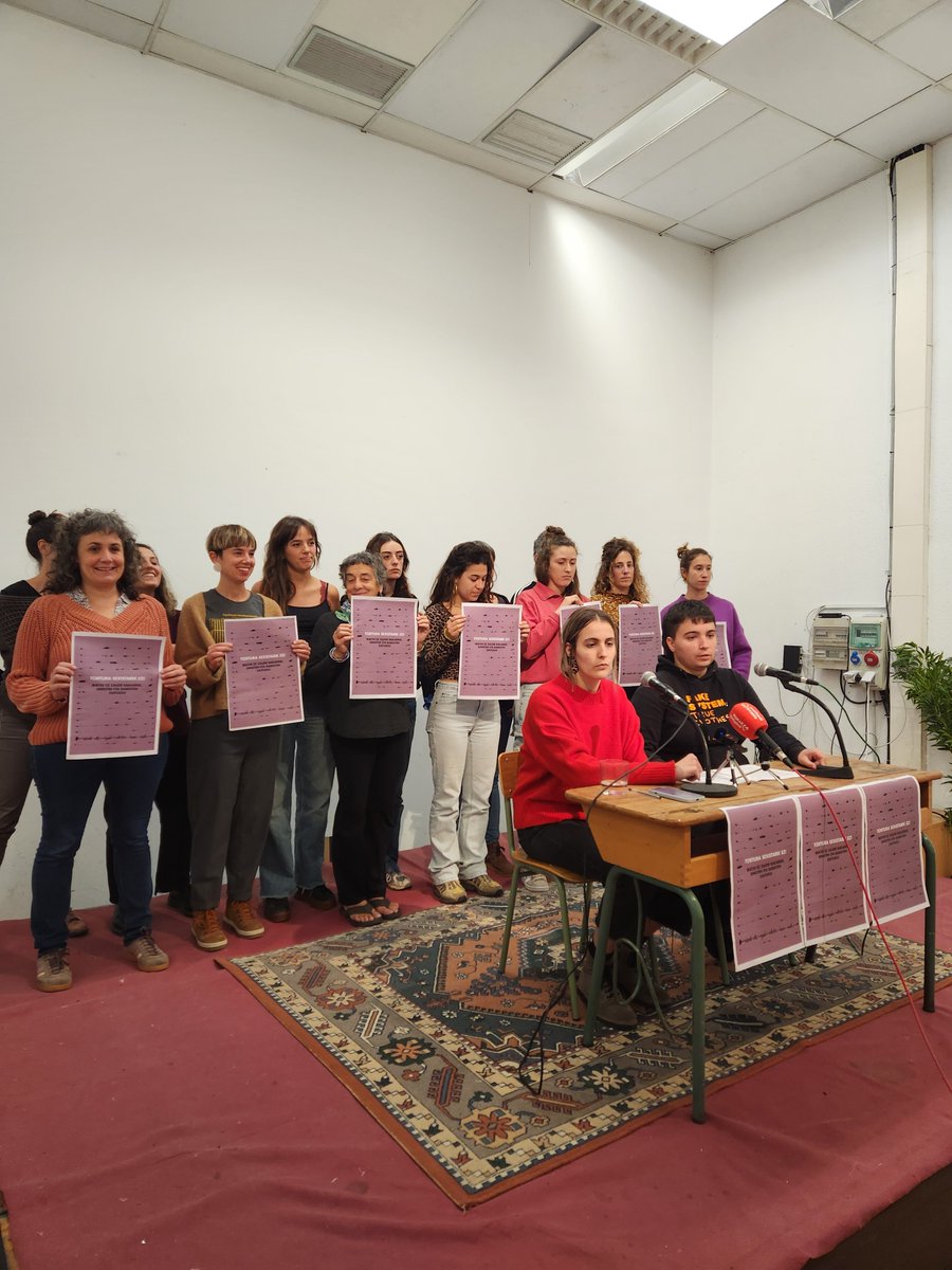 LABsindikatua's tweet photo. 🟣LABek elkartasuna adierazi dio Iratxe Sorzabal Diazi

➡️Iruñean agerraldia egin da gaur, eta bertan tortura sexistaren aurka eta mina eta egiak aitortzearen alde aurkeztu den adierazpenari  atxikimendua eman dio LABek.

🔗https://t.co/ZkG1o6Mtva https://t.co/A1FoC0Ieky