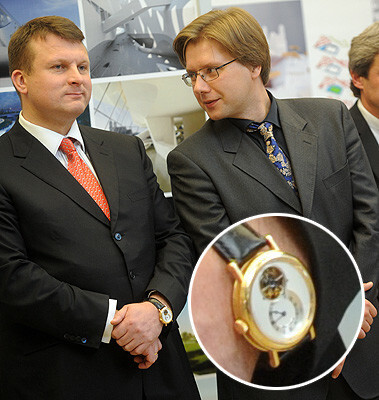 Hmm. Tiem šleseristiem, kas tā interesējas par dāmu somiņu cenām, gan ir pavisam piemirsies, piemēram, 2009. gada Rīgas mēra vietnieka slavenais pulkstenis, kura vērtību eksperti toreiz lēsa uz 30 000 latu un kuru savukārt viņam bija "aizmirsies" vispār kā amatpersonai deklarēt.