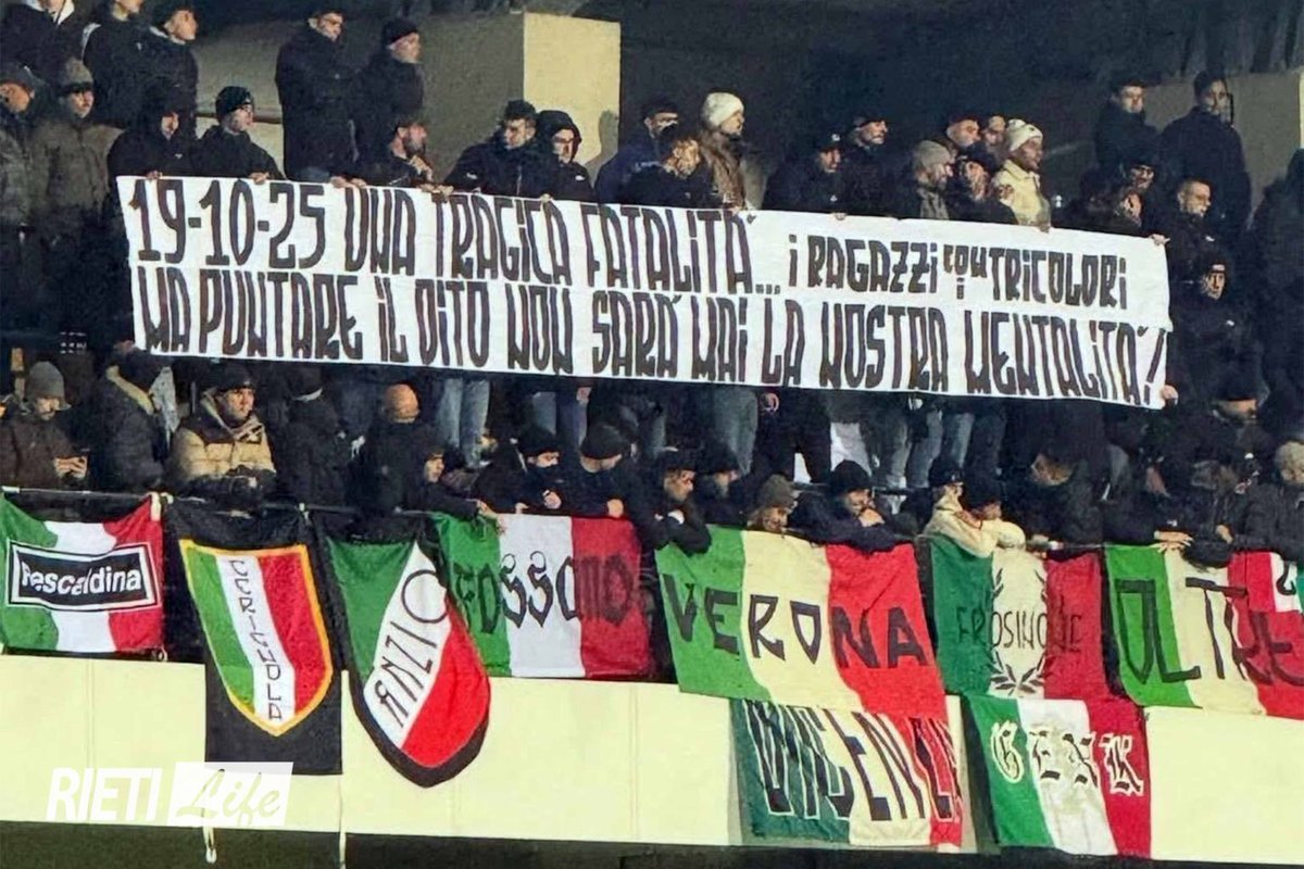 frabari92's tweet image. Credo stia passando troppo in sordina questo abominio di striscione esposto ieri a Chisinau dai subumani che, purtroppo, seguono la Nazionale in tutte le trasferte.

Guardate negli occhi i figli di quel povero autista e ditegli che sono orfani per una "tragica fatalità".

MERDE