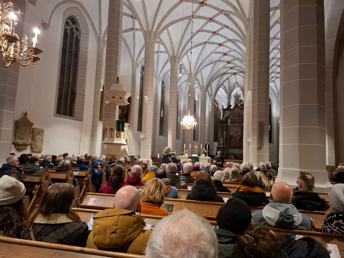 JulianeSchlepp1's tweet photo. Hendrik #Cremer spricht gerade im Dom St. Petri #Bautzen zu den #BautzenerReden zur Gefährlichkeit der AfD. Sehr viele Interessierte sind gekommen, um den Extremismusexperten zu hören.  #Bautzengemeinsam https://t.co/XRkEvHxoMO