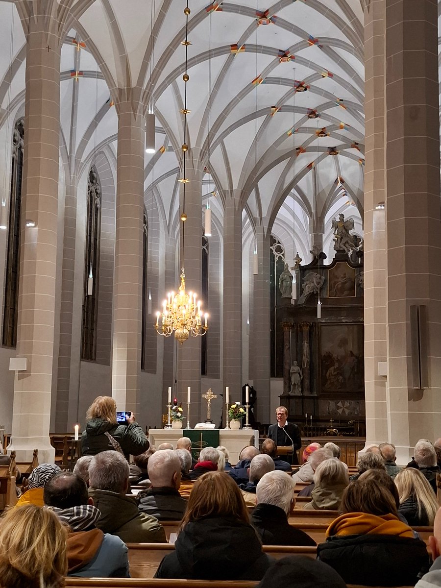 JulianeSchlepp1's tweet photo. Hendrik #Cremer spricht gerade im Dom St. Petri #Bautzen zu den #BautzenerReden zur Gefährlichkeit der AfD. Sehr viele Interessierte sind gekommen, um den Extremismusexperten zu hören.  #Bautzengemeinsam https://t.co/XRkEvHxoMO