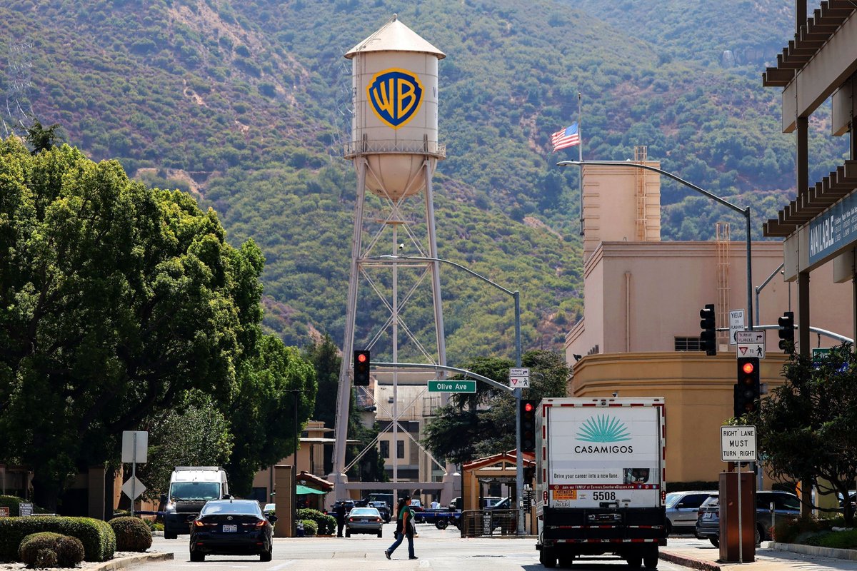 Según nuevos reportes, WARNER BROS. iniciará un proceso de subasta en el que Comcast, Netflix y Paramount participarán. Las empresas ya preparan sus propuestas. Entre las franquicias se encuentran Gremlins, Pesadilla en la Calle del Infierno, ESO y El Conjuro