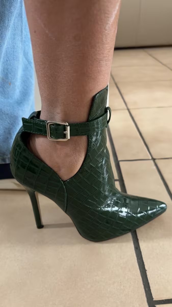 thequeenofallN's tweet photo. These high-heeled ankle boots aren’t just an accessory they’re a statement. Every step I take, you feel it. Control, power, and allure all wrapped up in leather and lace.
#FemdomVibes #MistressEnergy #HighHeelsPower #AnkleBoots #BootsGoddess #DommeStyle https://t.co/6mtjr7nnDk