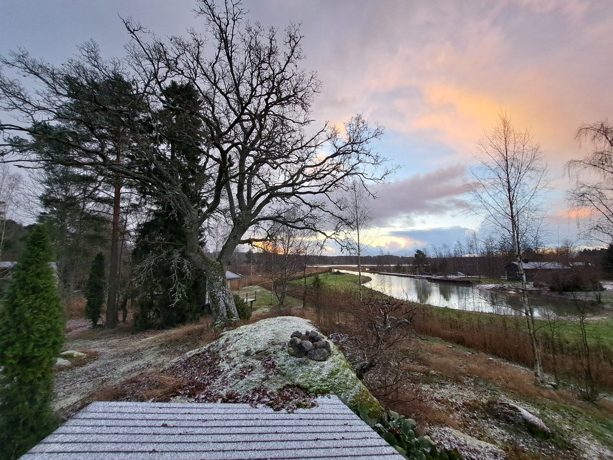 Ensimmän syys-talven (sylvin) lumi aamulla tässä Naantalin pohjoispuolella.
Noin 8min ilona sään monimuotoisuus: kaatosade, räntä, lumi, rakeet