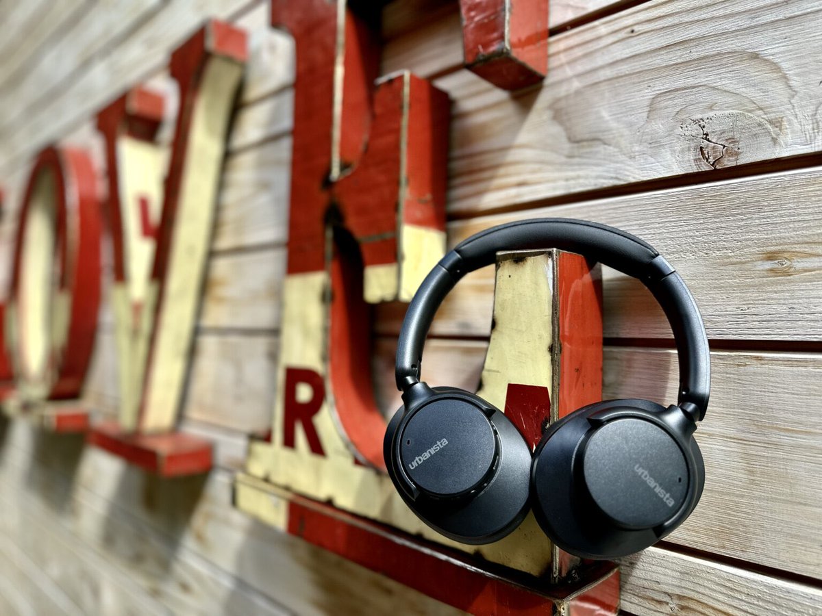 Fill their stockings w/affordable tech gifts from $25 to $150. Our top picks: Tech2Clean cleaning solution kit!) that can clean screens and more and the Urbanista Valencia noise cancelling headphones that are surprisingly good for the price.

wifihifi.com/wifi-hifi-holi…