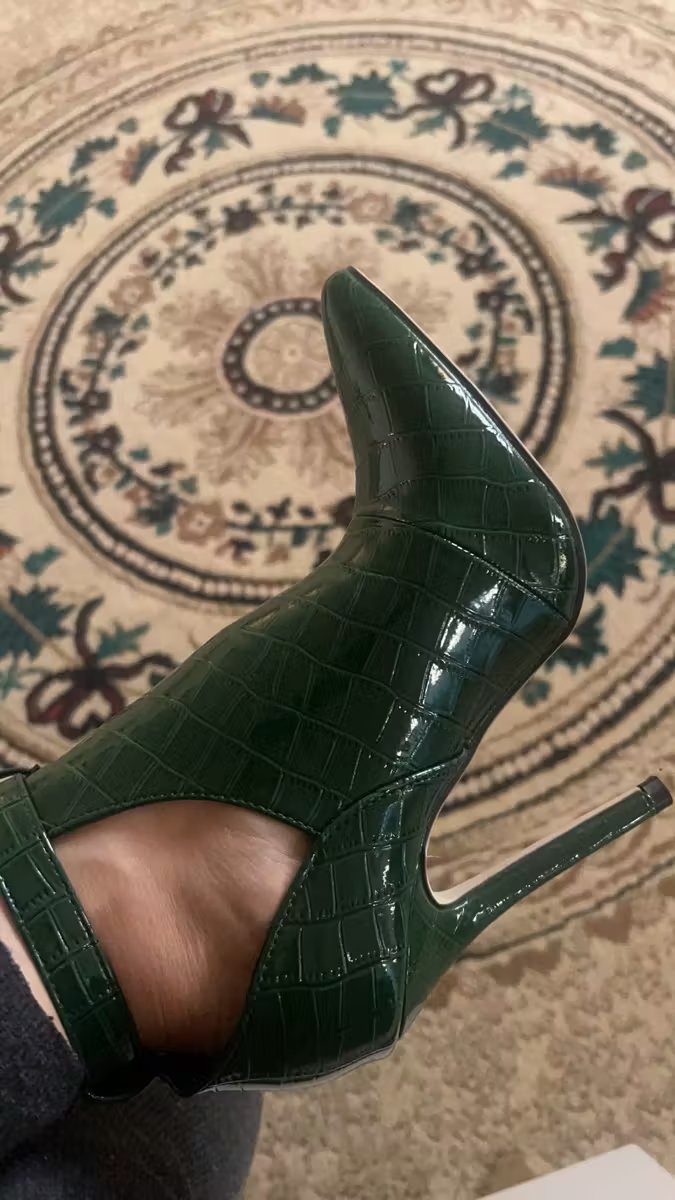 thequeenofallN's tweet photo. These high-heeled ankle boots aren’t just an accessory they’re a statement. Every step I take, you feel it. Control, power, and allure all wrapped up in leather and lace.
#FemdomVibes #MistressEnergy #HighHeelsPower #AnkleBoots #BootsGoddess #DommeStyle https://t.co/6mtjr7nnDk