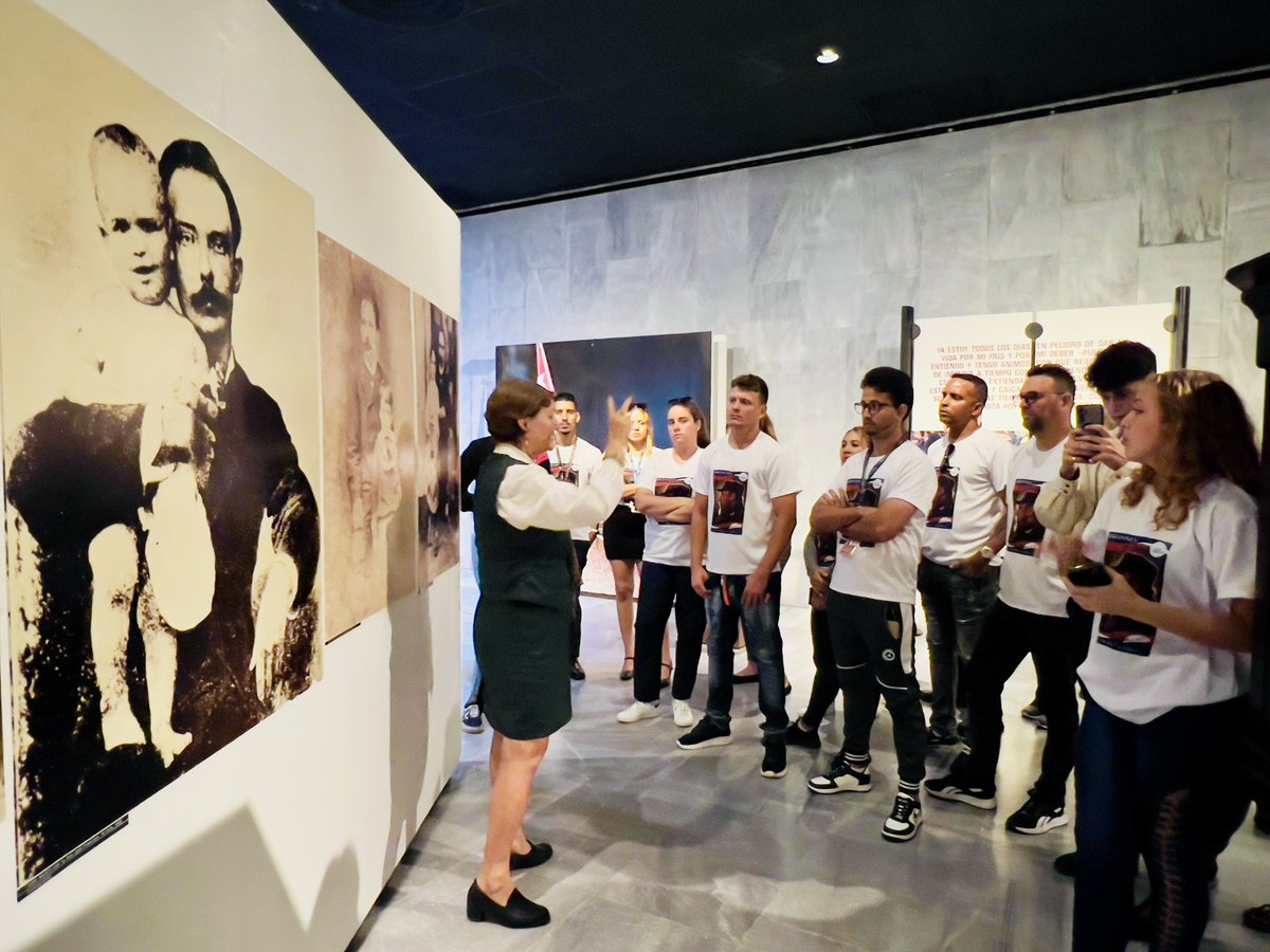 EcasaHabana's tweet photo. Recorrer la vida y obra de nuestro Apóstol renueva el compromiso de la juventud. Su pensamiento, faro de Fidel y la Revolución, motiva a trabajar y ser ejemplos de revolucionarios. Hoy continuamos el recorrido bajo el lema "13 razones" por el insigne Memorial de José Martí.
#AIJM https://t.co/ZI4FI9o2vM