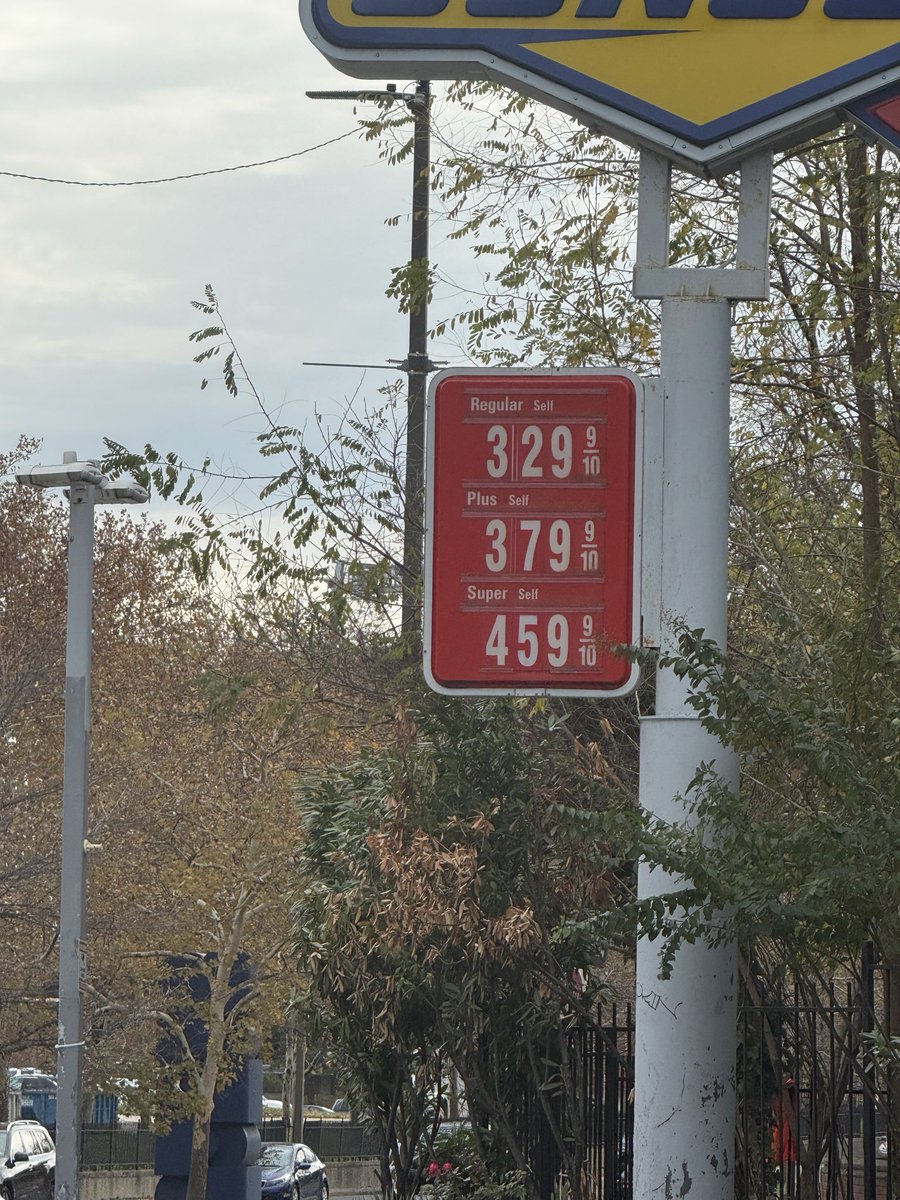 beastmodedeem's tweet photo. @WhiteHouse Trump you lying this is gas prices I just was at the gas station it’s sad that you could lie right in somebody that makes you questionable as a person just stop lying to people you said it was down to 2.75 you to old to be lying https://t.co/1emJT0S81j