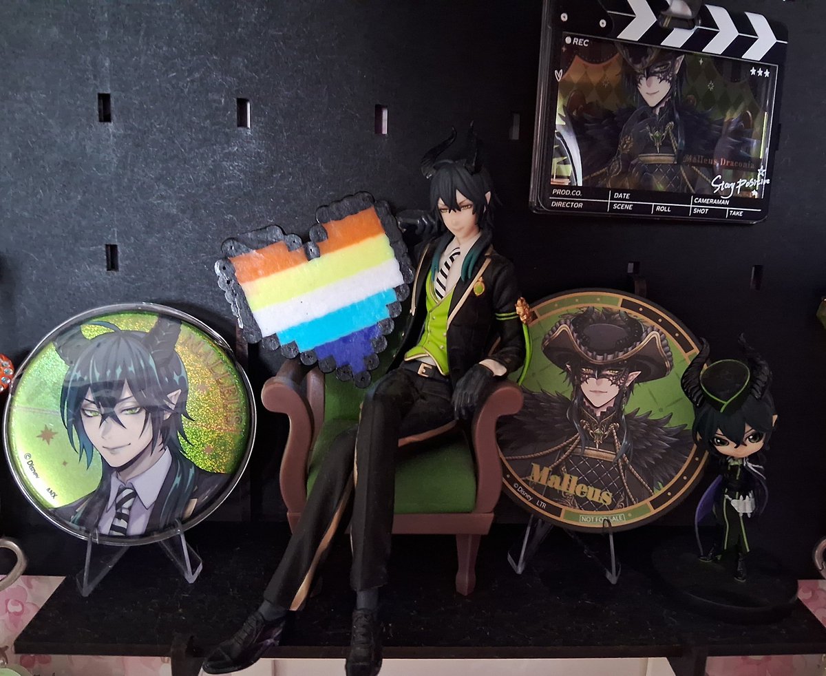 Malleus with the aroace heart i made with perler bead (hamad bead)
It looks so good with him 🥲