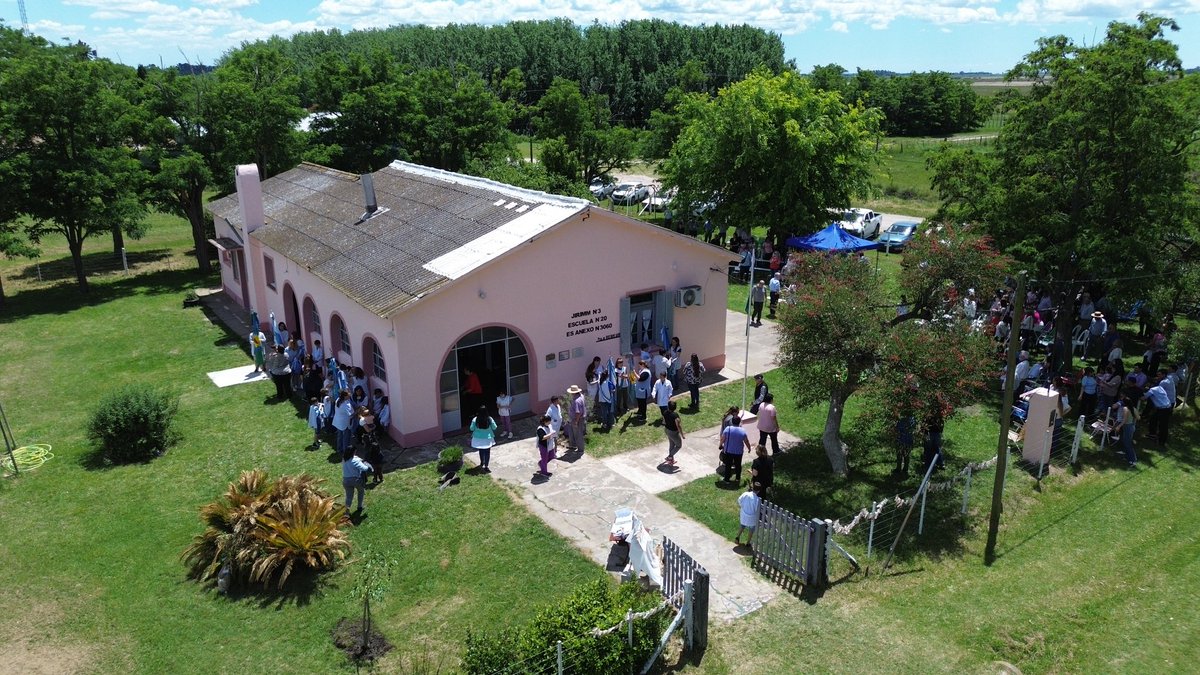 Fue un enorme honor acompañar el centenario de la Escuela Rural N°20 "Angélica Newton" de Don Cipriano.

Gracias a docentes, familias y estudiantes que mantienen el arraigo y la igualdad de oportunidades en el campo. Donde hay escuela hay comunidad y futuro. ¡Felices 100 años!