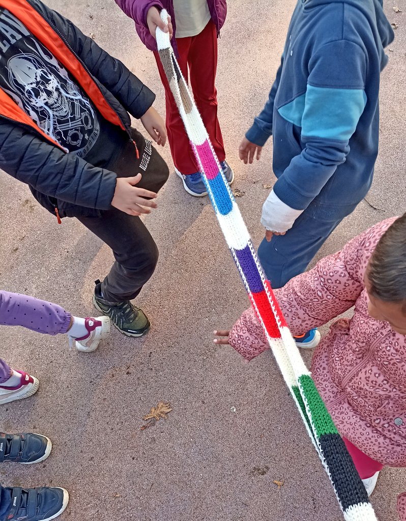 "Maestra guarda che bella la sciarpa che mi ha fatto la nonna! 
Se hai freddo te la presto. 
Ma adesso no, perché ci serve per il LIMBO" 
😅❤️