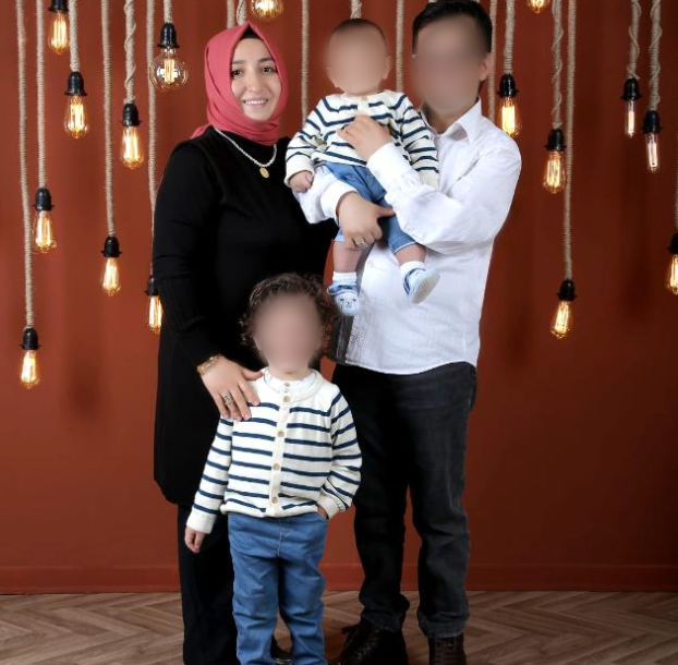 sevincozarslan's tweet photo. Eskişehir'de iki gündür gözaltında olan ev hanımı Merve Saydan'ın eşi:

"Çok yoruldum inanın. İnsan yerine koyulmuyoruz. Eşim sanki cinayet işledi. Çocuklarla emniyete emzirmeye geliyoruz. İki çocuk, ayazda, soğukta hasta olacak. Bir şey yemiyorlar, içmiyorlar. 'Annem nerede, ne zaman gelecek, adamlar kapıyı niye vurdular' diye soruyorlar. Bu zulüm ne zaman bitecek? Neden suçsuz olduğumuz halde bunları yaşıyoruz. Sanki çok büyük bir suç varmış gibi ne bilgi veriliyor, ne muhatap var, gizlilik kararı varmış, nedir bu insanlara yapılan eziyet."

İkiBebek CezaevineGirmesin @adalet_bakanlik