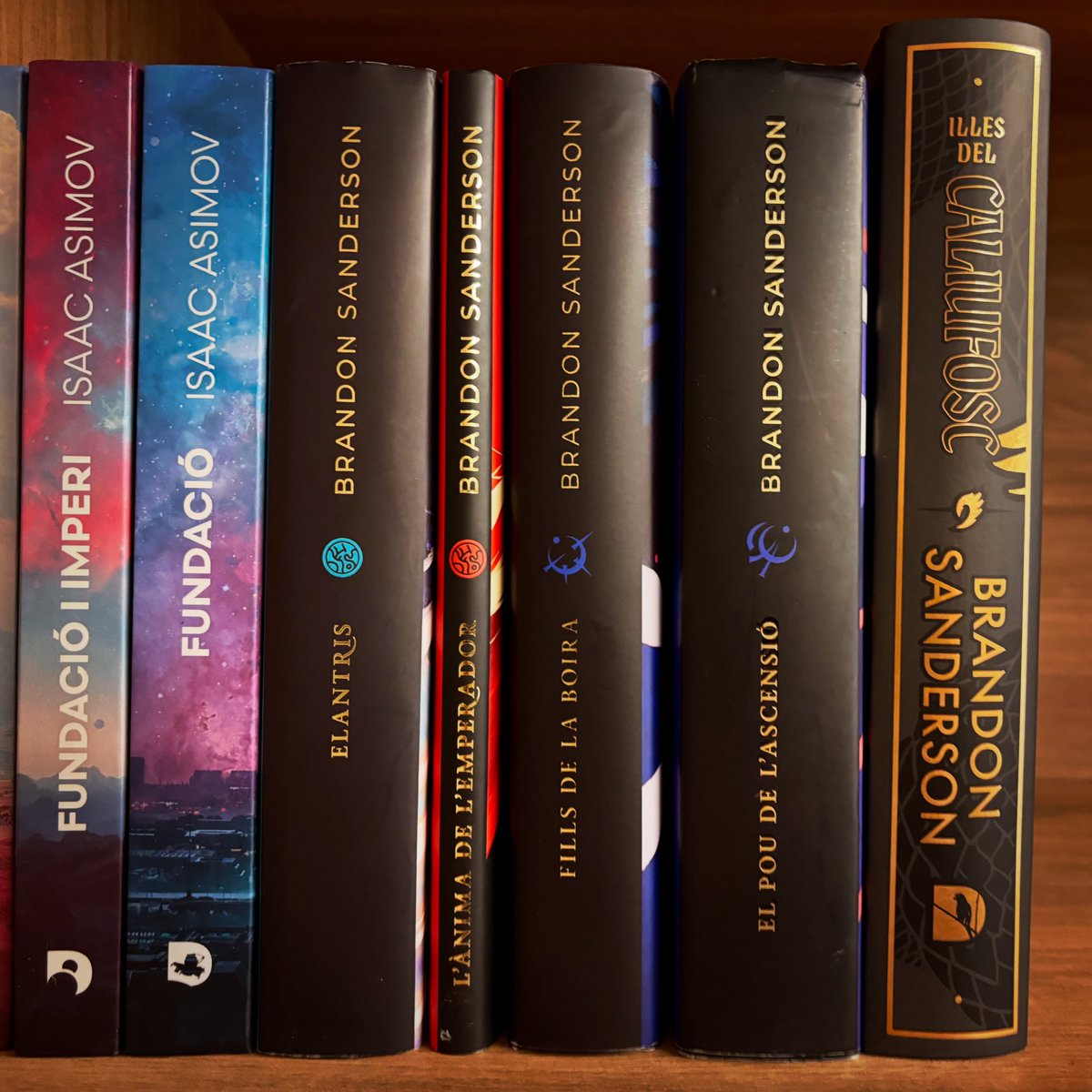 El que estant fent  <a href="/Raig_Verd/">Raig Verd Editorial</a> i <a href="/MaiMesLlibres/">Mai Més</a> amb <a href="/DunaLlibres/">Duna Llibres</a> amb les traduccions (totes meravelloses) de Sanderson al català em transporta a quan tv3 emetia Bola de Drac. No hi ha millor manera d’estimar la llengua que gaudint-la. Em feu molt feliç.