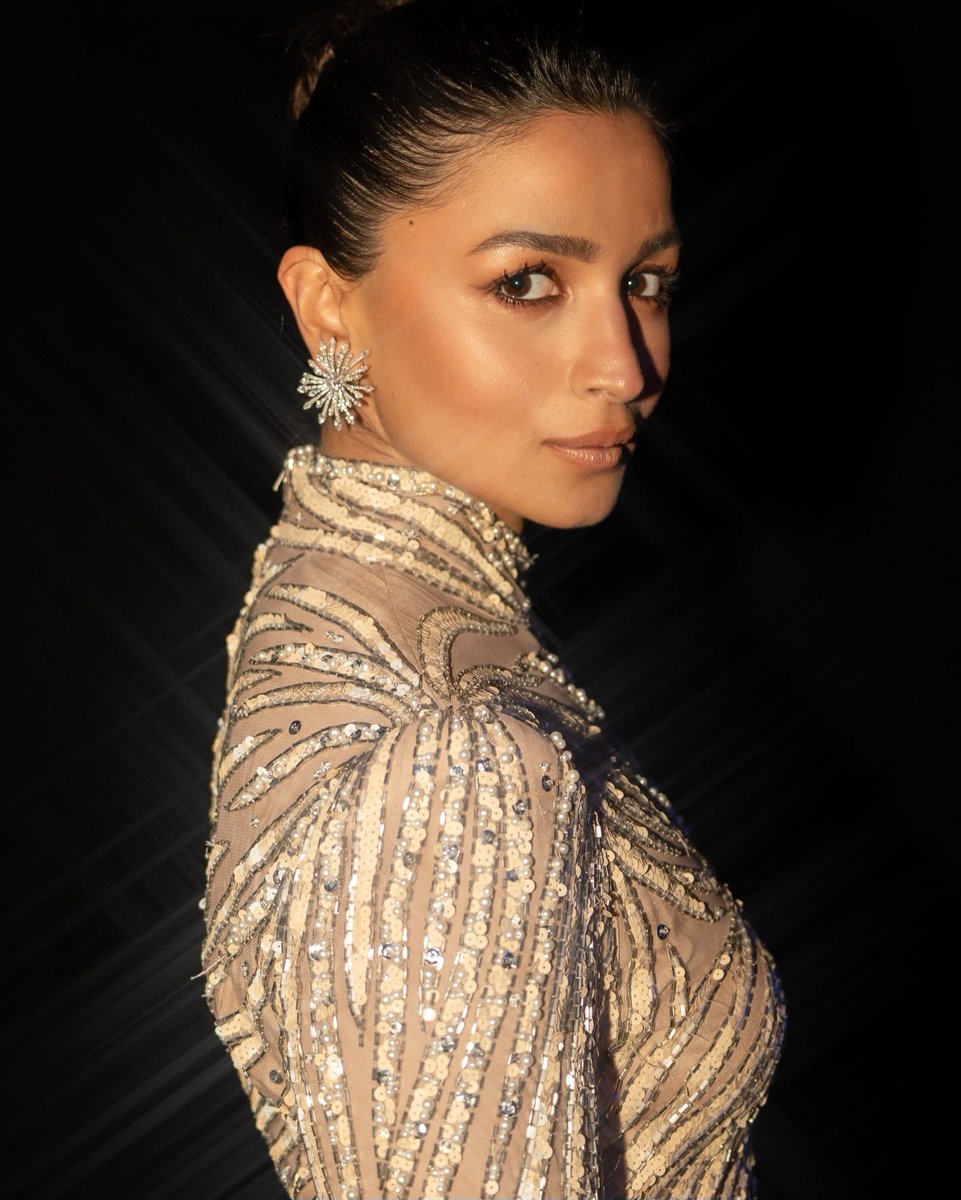 VisualDrops_'s tweet image. Actress Alia Bhatt latest photoshoot pic 💖 

#VisualDrops #actress #aliabhatt @aliaa08 #photoshoot