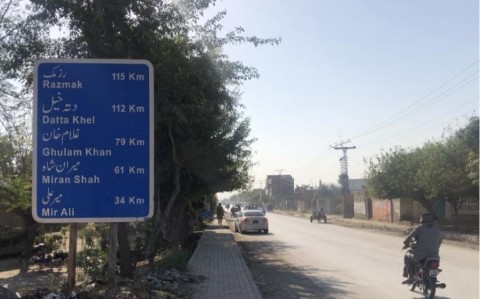 BangashMumtaz's tweet photo. بنوں میں طالبان نے میرانشاہ روڈ پی ٹی آئی رہنما معصوم وزیر کے گھر کے قریب پل کو بارودی مواد سے اڑا دیا ۔۔طالبان کی جانب بنوں میں کاروائیوں میں تیزی آنے لگی ہے ، ۔۔۔ پولیس کی بھاری نفری جائے وقوعہ پر روانہ ،پولیس
#Bannu
#Peshawa #Pakistan #Islamabad #Blast @AkramRaee https://t.co/77eadOav2S