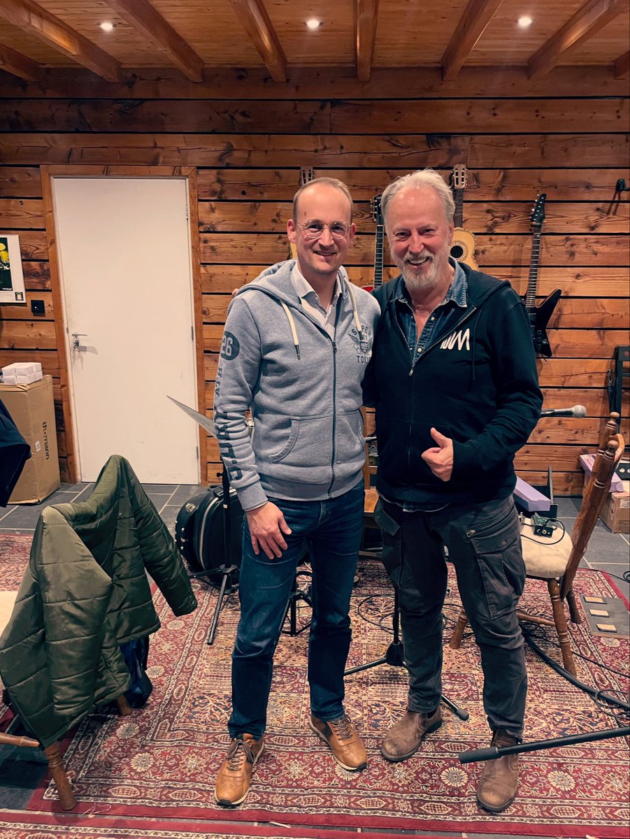 RogerAbrahams's tweet photo. In America, in de repetitieruimte van Rowwen Hèze, sprak ik niemand minder dan leadzanger Jack Poels - toch stiekem een jeugdheld van me. We hadden het over de acht (!) liedjes van de band in de Top 2000 en wat ze voor Poels’ leven hebben betekend. Met Kerstmis in de VARAgids! https://t.co/25b5uDR3Qf