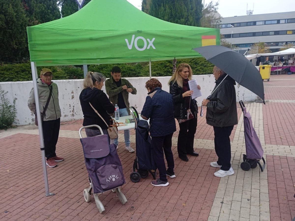Ayer, a pesar del mal tiempo y la lluvia: 

✅Repartimos un centenar de recursos contra la Tasa de Basuras. 

✅ Atendimos y escuchamos a decenas de vecinos. 

¡El domingo, si el tiempo no lo impide, nos vemos de nuevo en la Avenida Antonio López.! #Seguimos 🚀