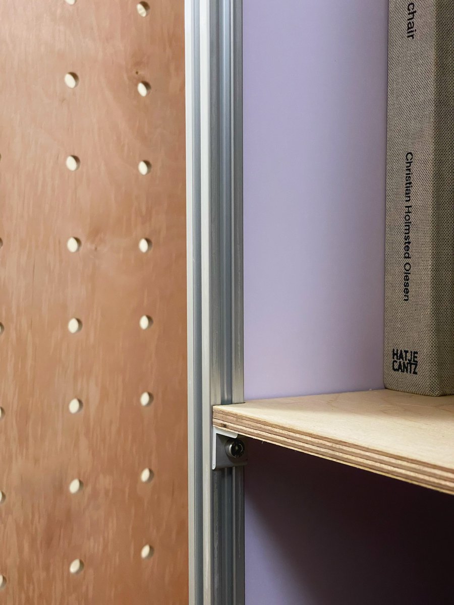 Rodinguste's tweet image. 这次家里几个大的柜子，包括衣柜、壁柜、鞋柜，都是拿铝型材或海洋板自己设计、定制材料、自己组装的，尺寸精确到毫米，板面干净木纹优美，木柜子都是榫卯结构，CNC加工，组装时加了太棒胶和角码强化，免去了实木自制的看板、开板、拼板、找平、开榫这些又累又容易出错的流程，结果基本令人满意。