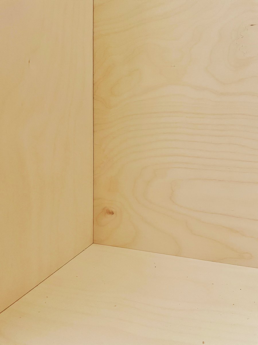 Rodinguste's tweet image. 这次家里几个大的柜子，包括衣柜、壁柜、鞋柜，都是拿铝型材或海洋板自己设计、定制材料、自己组装的，尺寸精确到毫米，板面干净木纹优美，木柜子都是榫卯结构，CNC加工，组装时加了太棒胶和角码强化，免去了实木自制的看板、开板、拼板、找平、开榫这些又累又容易出错的流程，结果基本令人满意。